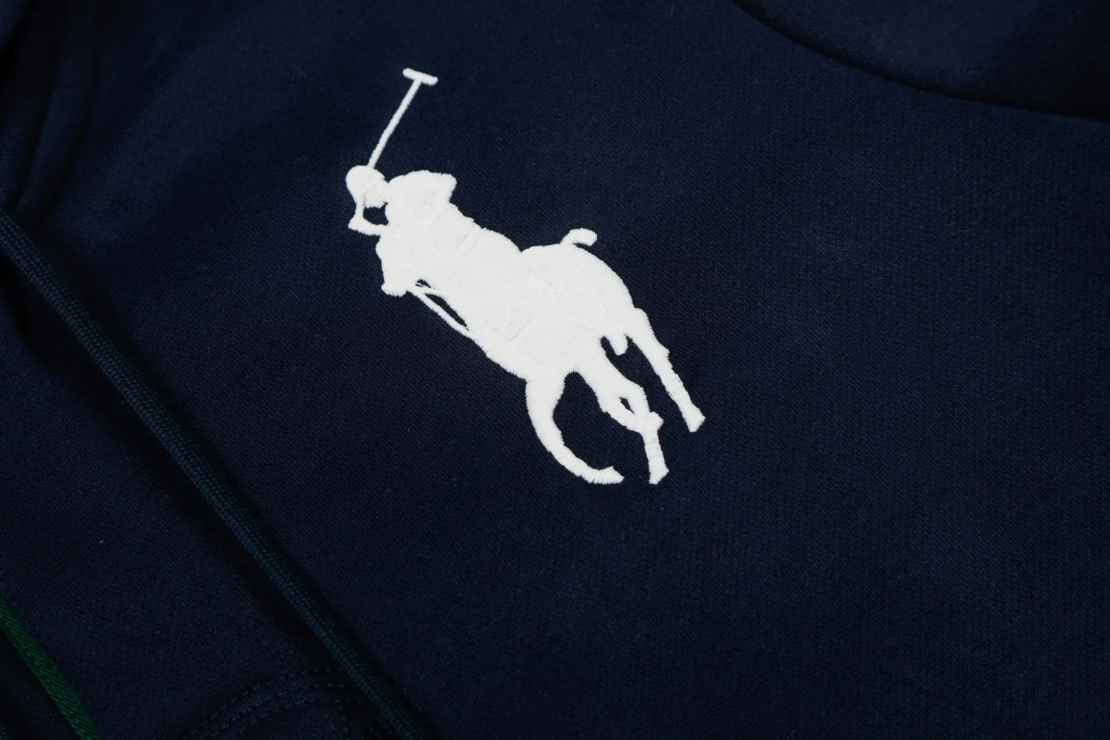 P300 Top Quality" Style Number: 8103# [Ralph Lauren 20th Anniversary Badge Embroidered Deconstructed Autumn and Winter Hooded Sweatshirt] ✅Ralph Lauren Anniversary Autumn and Winter Plush Hooded Sweatshirt for Men and Women ✅380g 100% pure cotton heavy-grabbed cloud velvet ✅Three-layer hidden partial placket Reactive dyeing D65 raw cotton double herringbone belt Wide and narrow partitions ✅Single color single version High-precision embroidery Same as original order ✅Simple upper body, easy to match, ootd must-have, versatile, recommended for couples to wear when traveling ~ Size: S-XL Color: White Navy